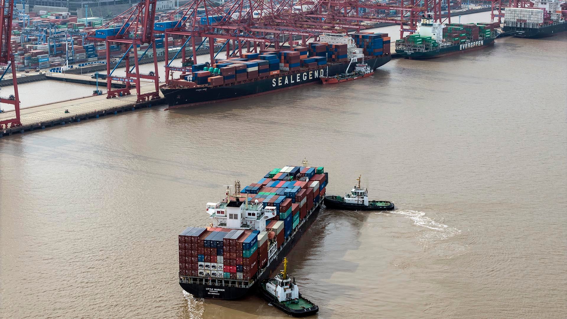 Un puerto en Ningbo, China; las mayores economías del mundo están optando por las barreras comerciales en lugar de una mayor integración económica (The New York Times)