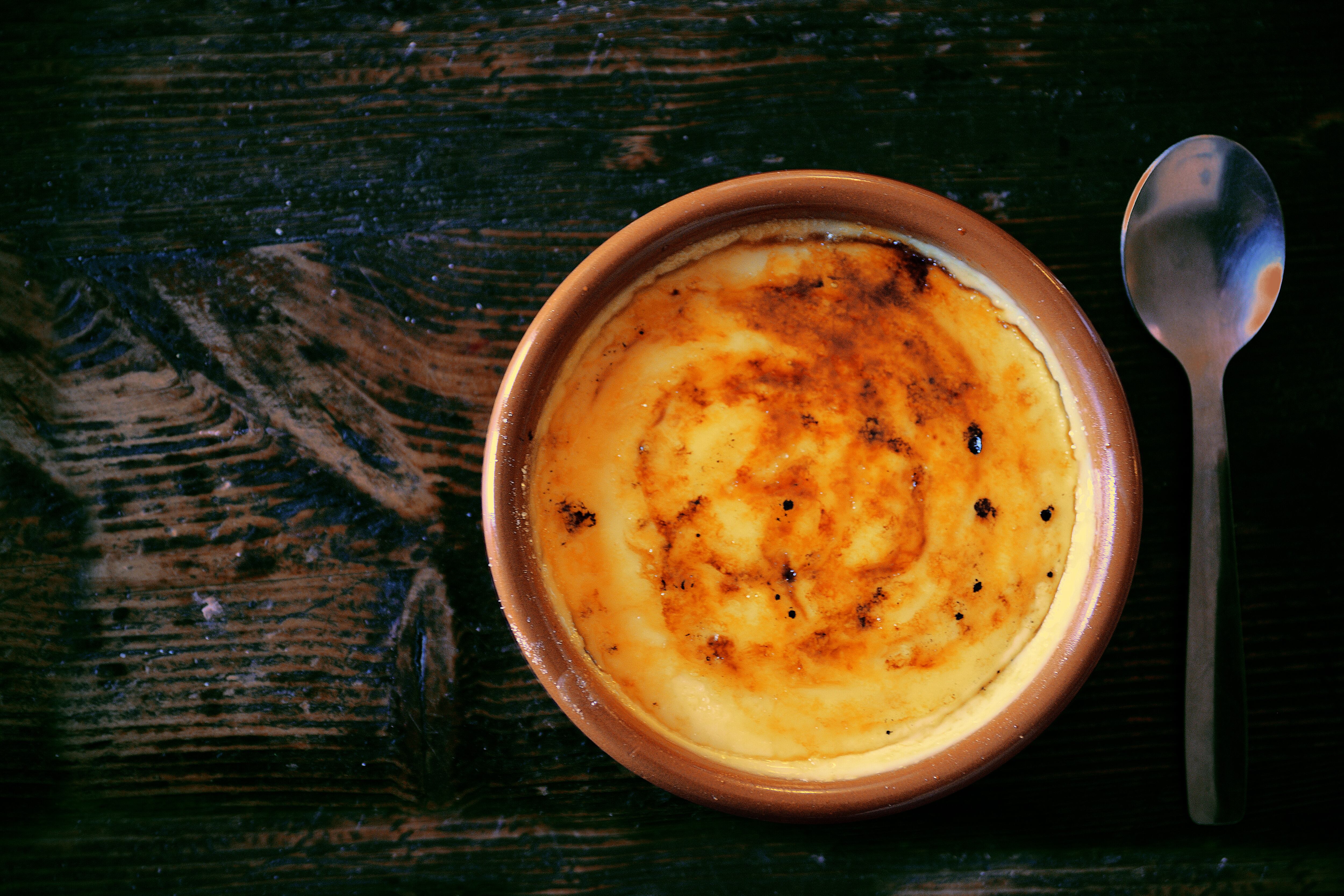 Receta de crema catalana, uno de los postres más tradicionales y deliciosos de la gastronomía española (Adobe Stock)