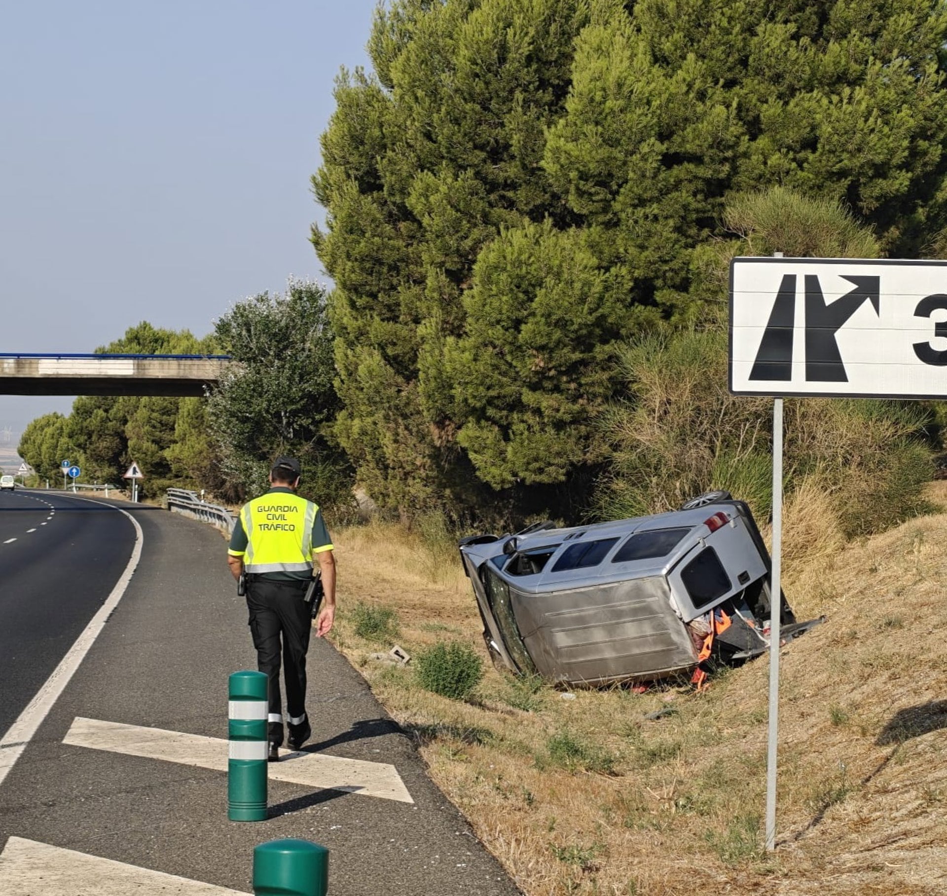 Muere un hombre tras salirse su vehículo de la vía y volcar en una cuneta en la A-23, a la altura de Almudévar