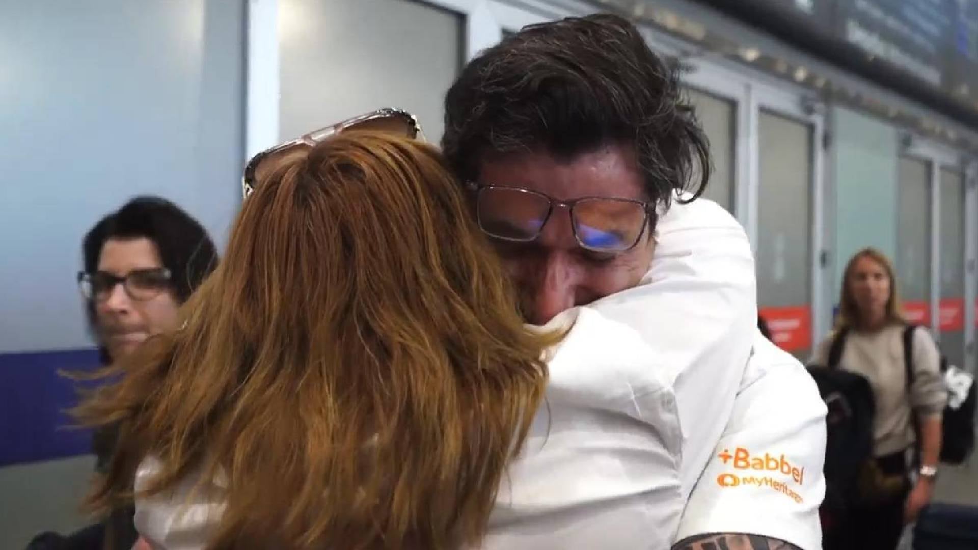 El reencuentro de Kyle Adler y Ana María Navarrete en Santiago marcó el cierre de 36 años de separación por adopciones ilegales en Chile (AP)
