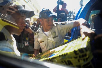 Un policía pone una caja