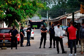 Policías custodian la sede de