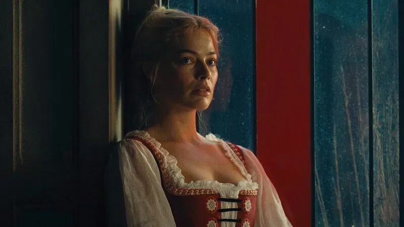 Margot Robbie contó que Emerald Fennell le permite experimentar con las emociones de su personaje. (Captura de video)