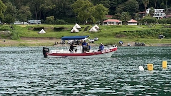 Bomberos Voluntarios y la Base Naval en Guatemala continúan la búsqueda de dos desaparecidos tras el hundimiento de un helicóptero en el lago Atitlán