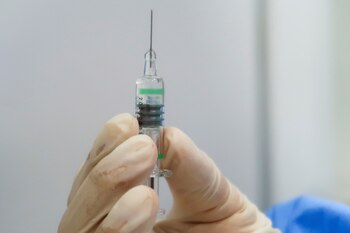 Las vacunas de Sinopharm contra el COVID-19 ya fueron autorizadas por 40 países para uso de emergencia/ REUTERS/Thomas Peter//File Photo