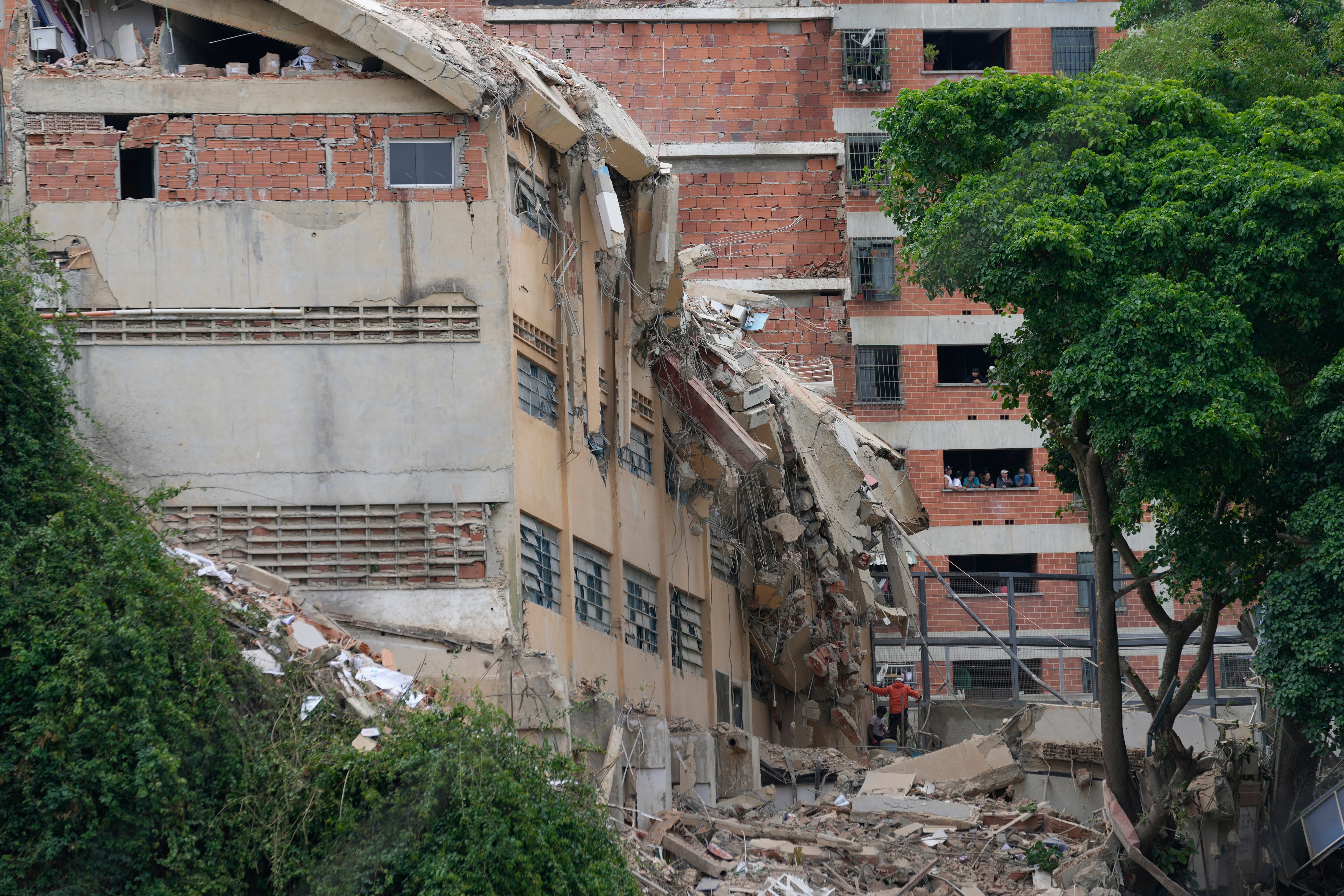 La escuela San Judas Tadeo yace parcialmente en ruinas en Caracas, Venezuela, el viernes 3 de julio de 2026, días después de que fuera dañada por los terremotos. (AP Foto/Ariana Cubillos)