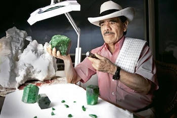 El empresario expuso las esmeraldas