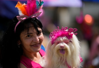 Una mujer posa para una