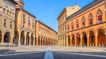 La ciudad italiana perfecta para ver en verano: 40 kilómetros de soportales y calles ideales para mayores de 60 años