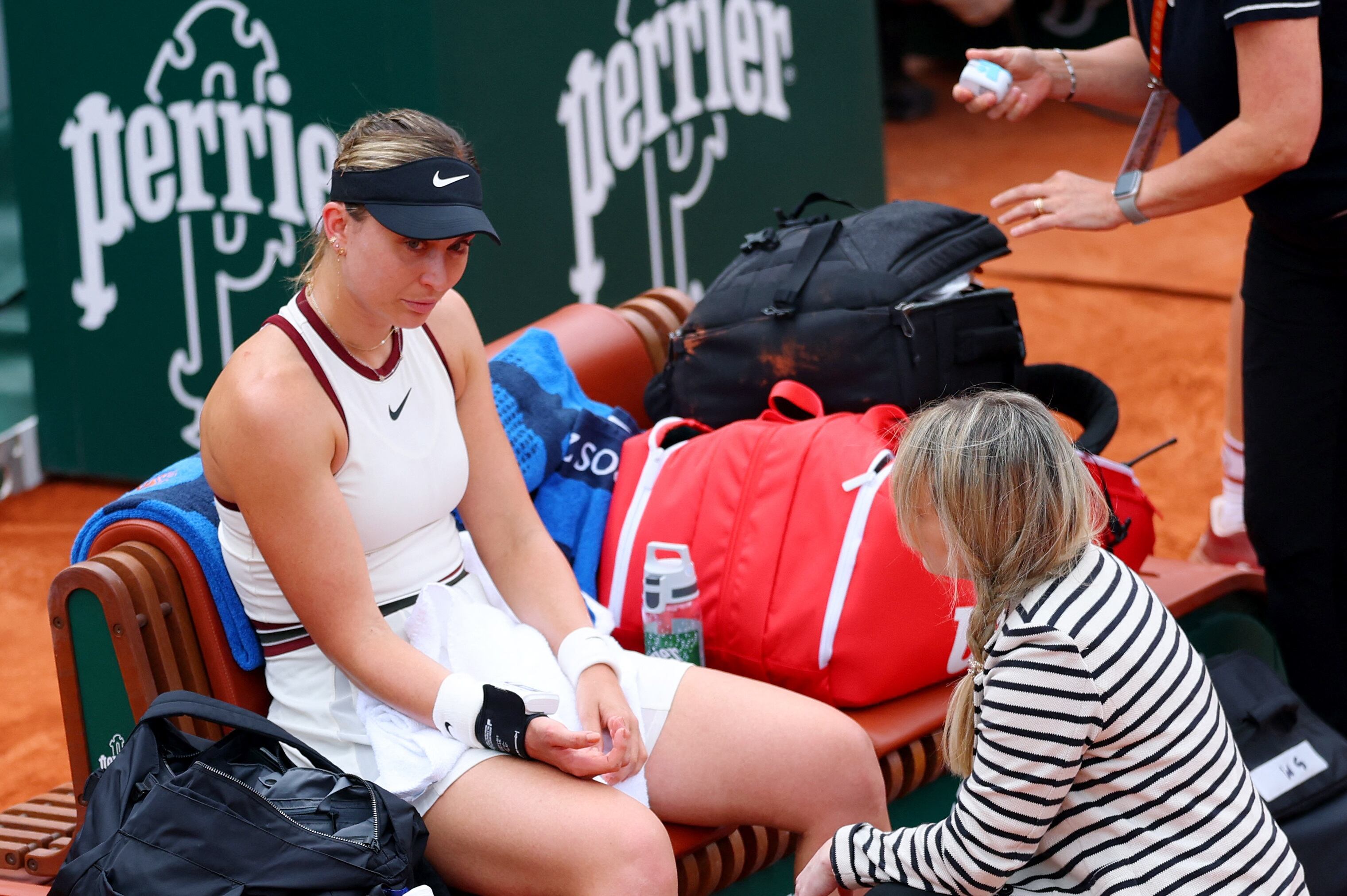 La española Paula Badosa recibe atención médica durante su partido de segunda ronda contra la rumana Elena Gabriela Ruse REUTERS/Denis Balibouse