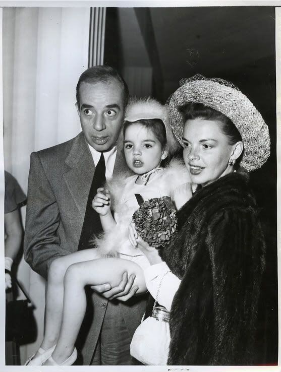 Liza Minnelli con Judy Garland y Vincent Minnelli