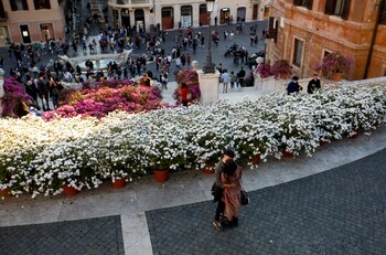 Una pareja se besa en