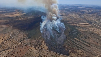 Medios aéreos trabajan en la extinción de un incendio forestal declarado en Castuera (Badajoz)