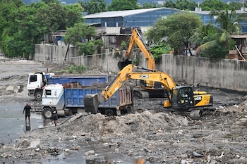 Trabajadores limpian el Canal Sandy