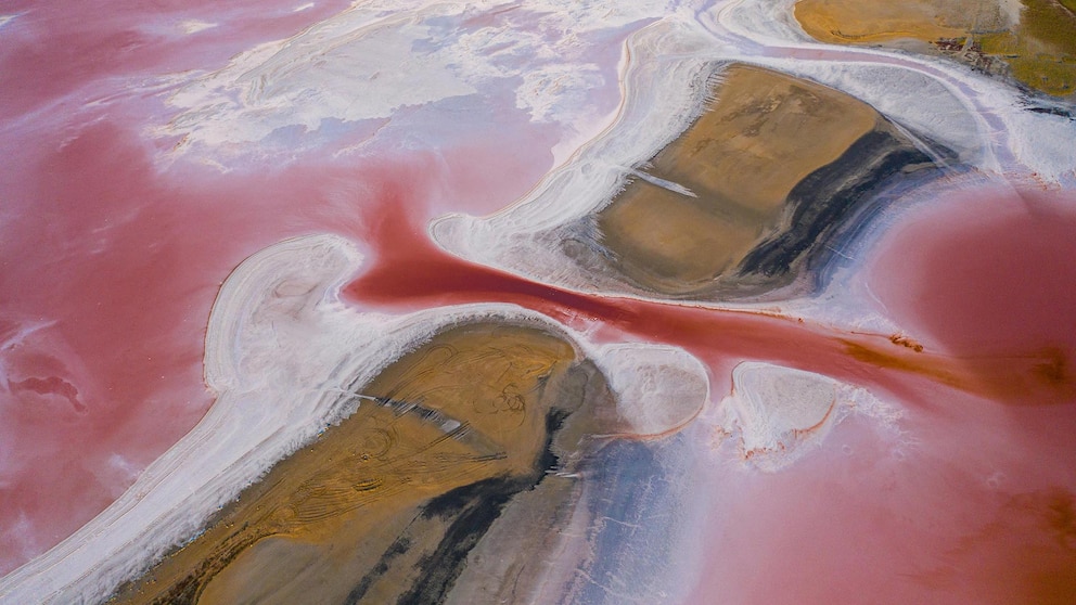 El lago Eyre se partió en dos colores tras lluvias extremas y dejó una imagen inédita visible desde el espacio
