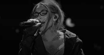 María Becerra es la primera artista de la noche en presentarse en los Premios Platino. (Captura de video)