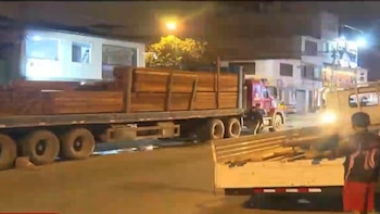 El accidente ocurrió en una calle de Tablada de Lurín, donde trabajadores descargaban tablas desde un vehículo estacionado junto a una maderera