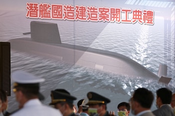 Personas asisten a la ceremonia de inicio de la construcción de una nueva flota de submarinos en Kaohsiung, Taiwán, 24 de noviembre de 2020. REUTERS/Ann Wang/Archivo