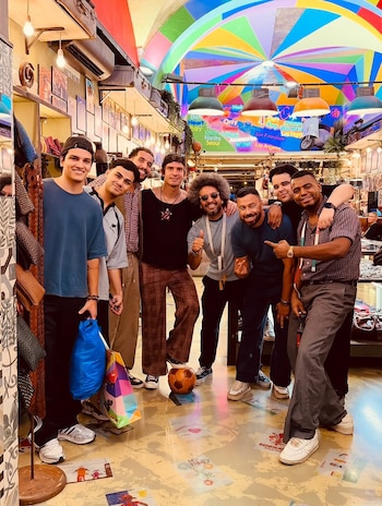 Franco Mastantuono sorprendió con su look en una visita a una tienda en Italia