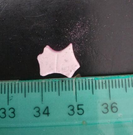 Llevaba los estupefacientes debajo del asiento del conductor, e intentó darle dólares a uno de los agentes para “arreglar” la situación