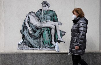 Una mujer pasa frente a