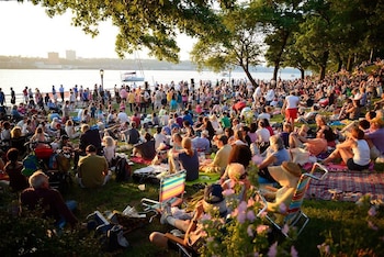 Summer on the Hudson convierte el West Side de Manhattan en un gran escenario para conciertos, cine y actividades recreativas.