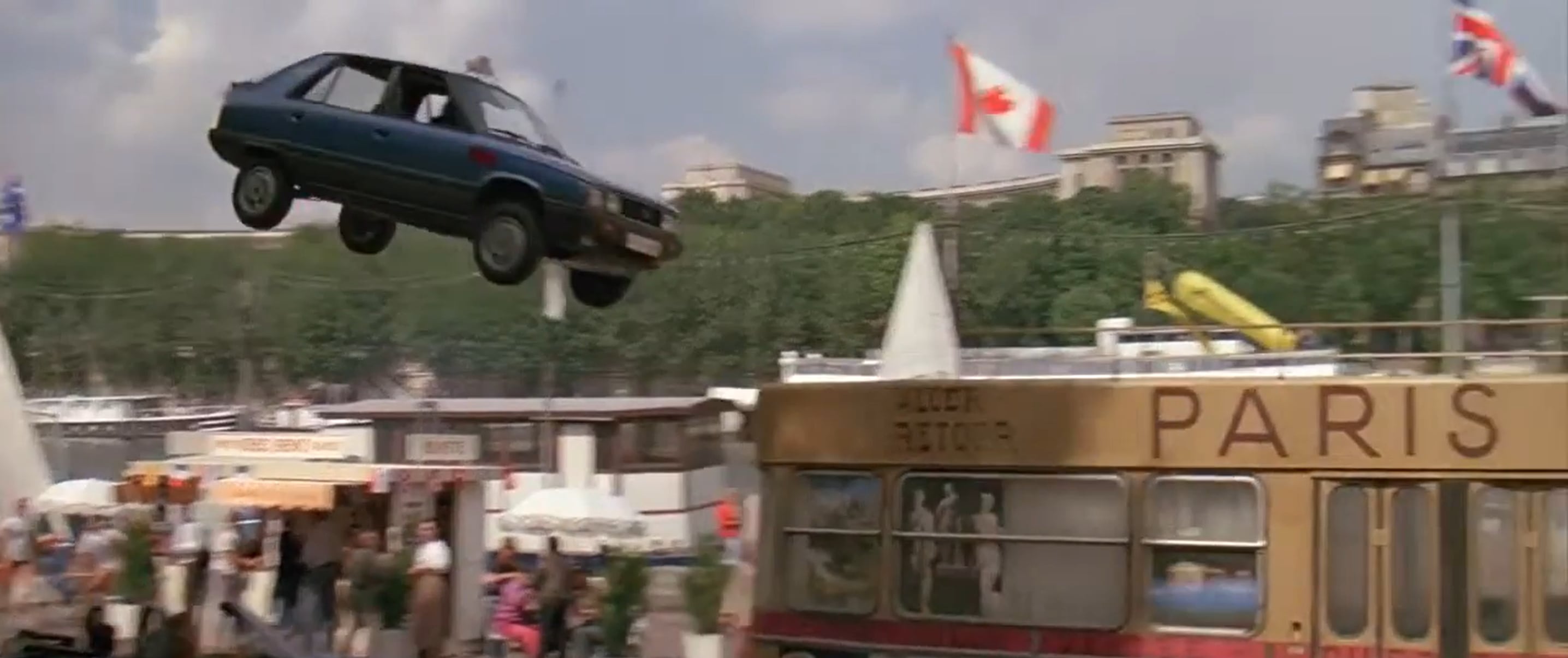 El taxi Renault 11 TXE continuó la marcha en París tras perder el techo y el extremo posterior en