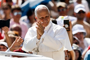 El papa León XIV saluda a los fieles a su llegada para dirigir su audiencia general semanal en la Plaza de San Pedro, Ciudad del Vaticano, el 17 de junio de 2026. EFE/EPA/ANGELO CARCONI