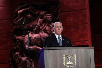 El vicepresidente de Estados Unidos, Mike Pence, durante su discurso. Reclamó a los líderes presentes que “confronten y expongan la vil marea del antisemitismo” en todo el mundo e indicó que en ese mismo espíritu, "debemos mantenernos firmes contra (Irán) el principal Estado proveedor de antisemitismo, el único gobierno del mundo que niega el Holocausto como una cuestión de política de Estado y amenaza con borrar a Israel del mapa”. Foto: Abir Sultan/Pool via REUTERS
