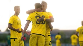 Renato Tapia felicitando a un