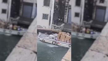 Una mujer roba un barco