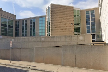 Un hombre de 93 años murió en Salisbury, Carolina del Norte, tras sufrir graves lesiones en la cabeza durante una presunta agresión doméstica