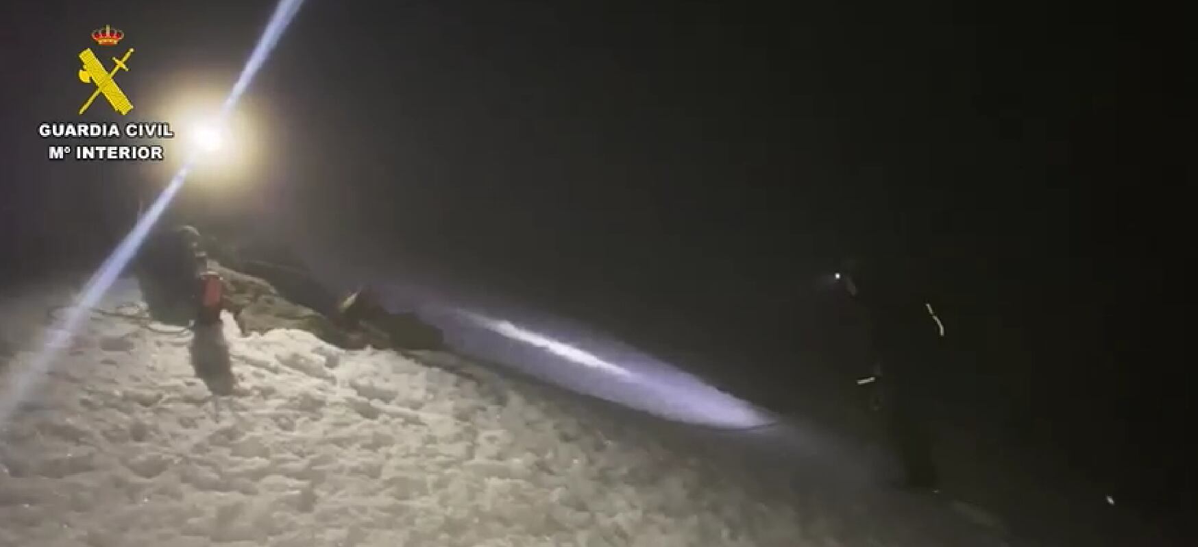 Los agentes rescatando a los dos senderistas (Guardia Civil)