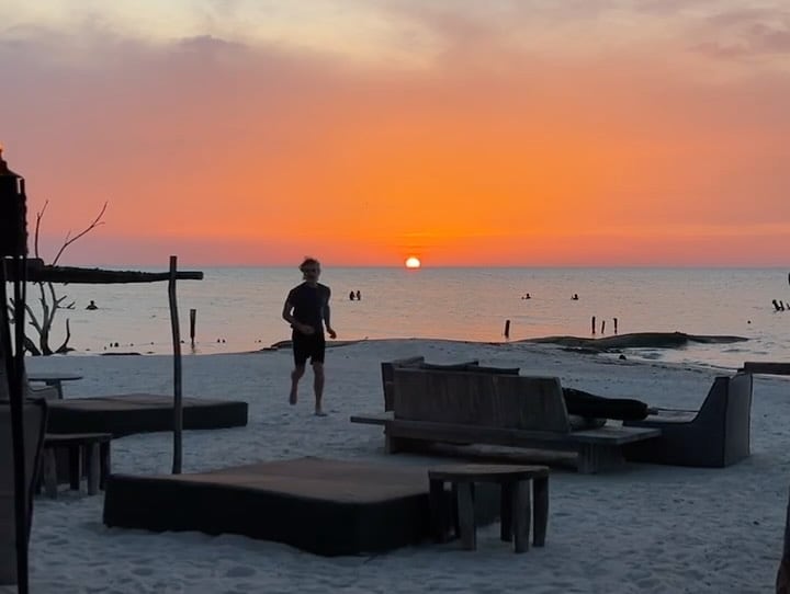 Los atardeceres de Holbox, uno de los paisajes que el actor registró durante su estadía