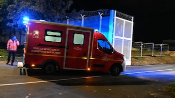 Un operativo integrado por bomberos, personal sanitario y policías acudió a la plataforma de embarque para asistir a las víctimas (Photo by Bernard BARRON / AFP)