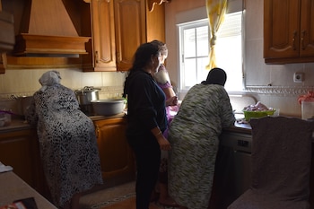 Mujeres voluntarias ofrecen ayuda en un punto de atención humanitaria en Ceuta. (Gabriela Sardá Núñez / Europa Press)