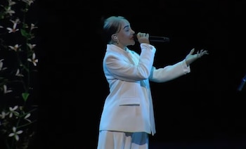 El segundo traje, en blanco