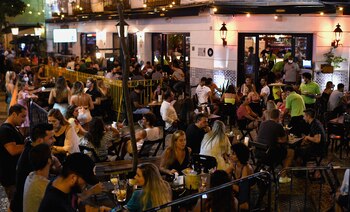 Un estudio invitó a verificar cómo la decisión de acudir o no a un bar que puede estar abarrotado arroja luz sobre si alcanzaremos la inmunidad de grupo (Reuters)