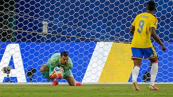 El delantero colombiano Jhon Córdoba será baja por lesión contra Suiza y el resto del Mundial