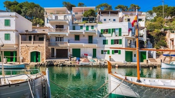 El pueblo al sur de Mallorca situado en una cala que tiene las casas más isleñas y el plan perfecto para desconectar en un solo día