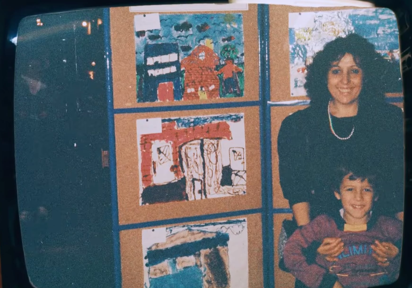 Páblo Cánepa, de niño, junto a su madre (Archivo familiar)