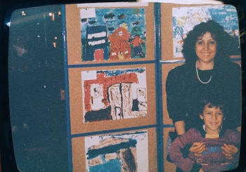 Páblo Cánepa, de niño, junto a su madre (Archivo familiar)