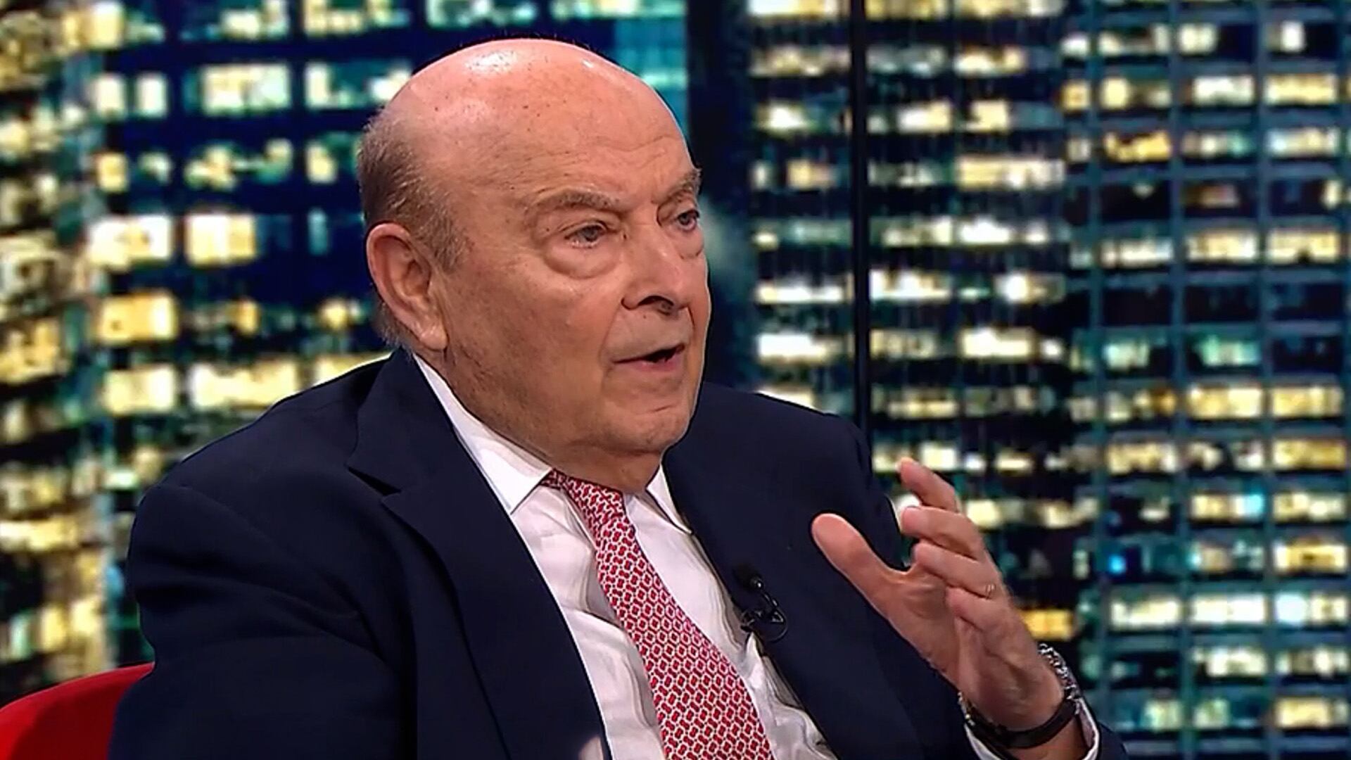 “Es muy difícil que quienes tienen que tomar decisiones de inversión en la economía real se convenzan de que la libertad avanza en la economía argentina si la convertibilidad del peso sigue siendo limitada”, dijo Cavallo