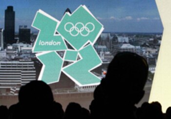 London, UNITED KINGDOM: People look