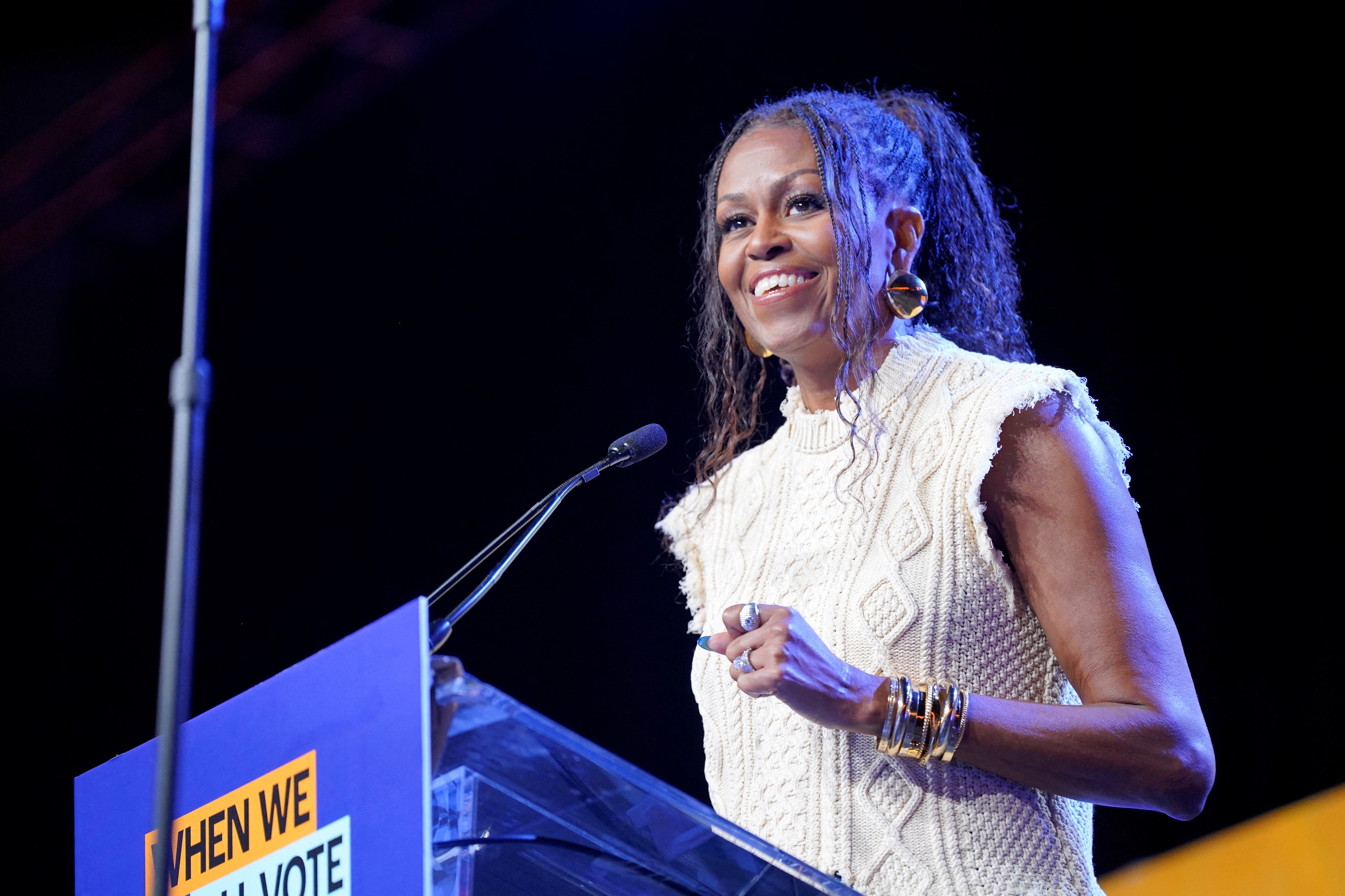 Michelle Obama compartió en un pódcast con Amy Poehler cómo una regla no escrita ha marcado su vida con Barack desde los 90. (REUTERS/Cheney Orr)