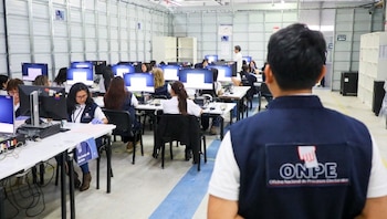 Los documentos electorales se imprimen en papel que cuenta con diversos mecanismos de seguridad.