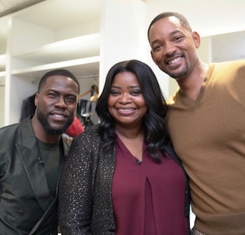 Kevin Hart, Octavia Spencer y Will Smith sonríen a cámara. Kevin Hart lleva chaqueta verde, Octavia Spencer una blusa guinda y Will Smith un suéter marrón
