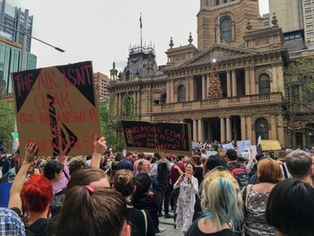 La gente participa en una