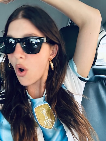 Entre lágrimas y cánticos, Camila Morrone celebró el triunfo de la Selección Argentina