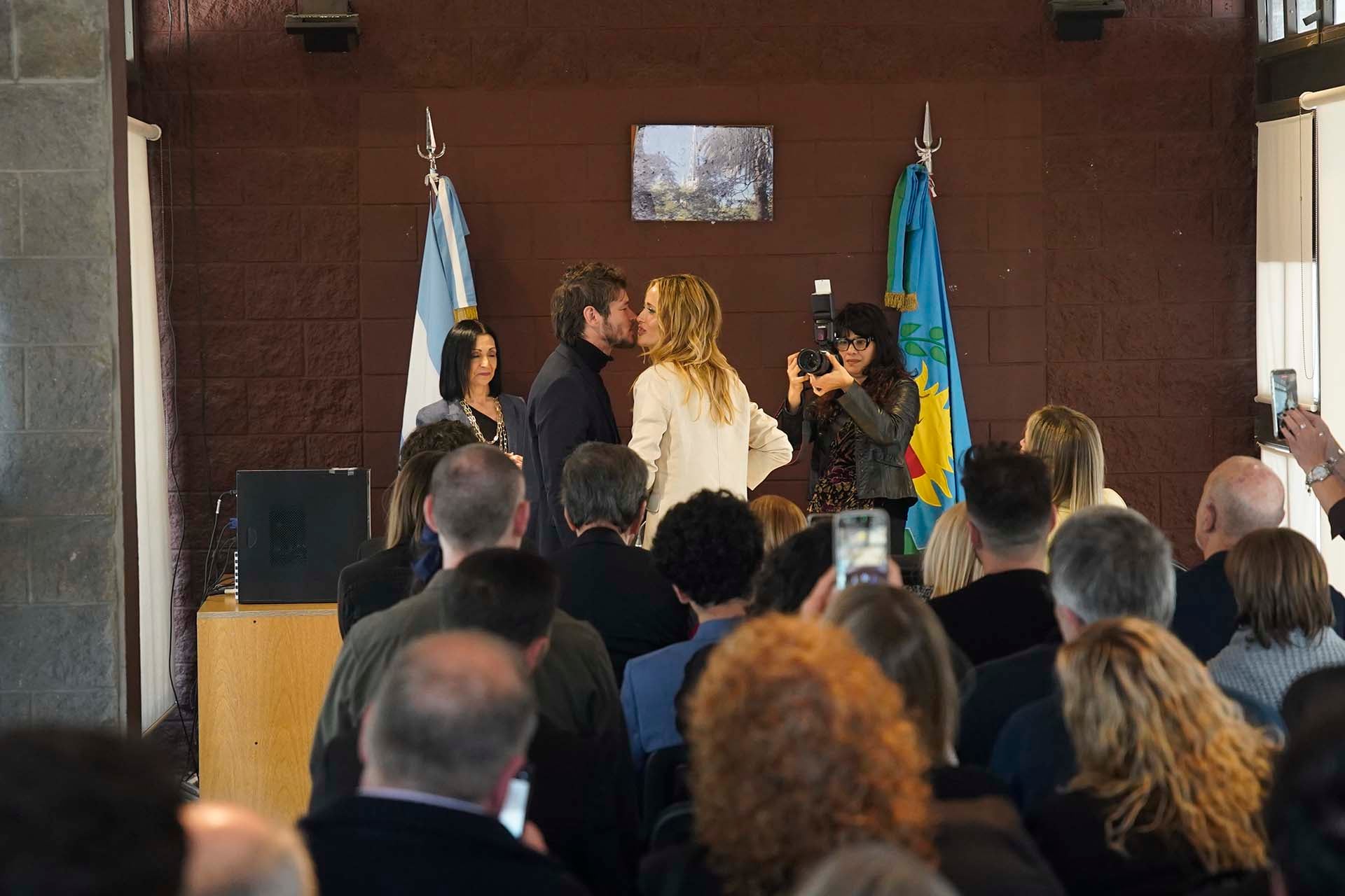 El beso entre Emanuel Ortega y Julieta Prandi